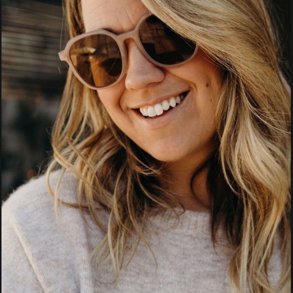 Carly Jean Los Angeles Accessories - NWOT Carly Jean Los Angeles Nude Morgan Sunnies